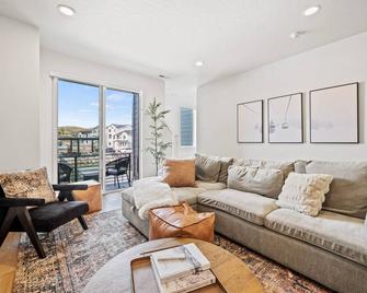Modern Mountain Escape - Morgan - Living room