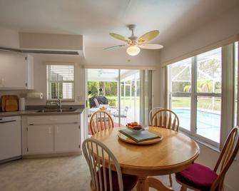 Villa Conny, Large Pool Home in Quiet Neighborhood. - Lehigh Acres - Dining room