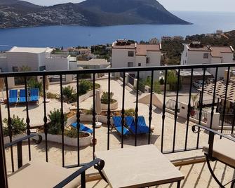 Lovely 2 bed 2 bath apartment semi private infinity pool and stunning sea views - Kaş - Balcony