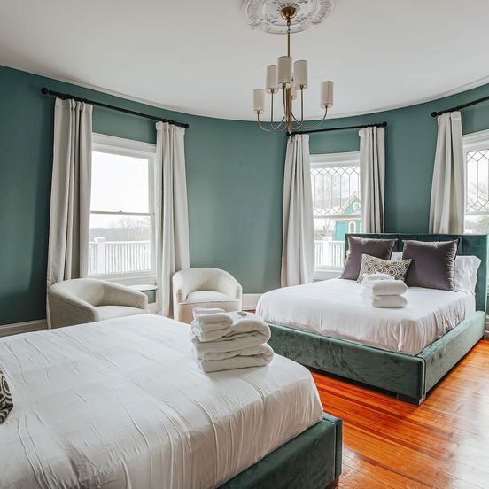 Bedroom view of The Historic Berkeley Place