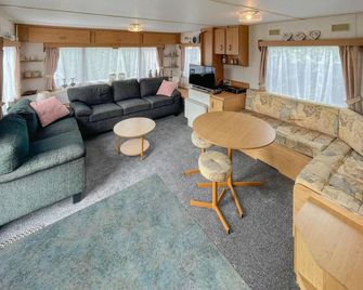 2 Bedroom Amazing Home In Makkum - Makkum - Sala de estar