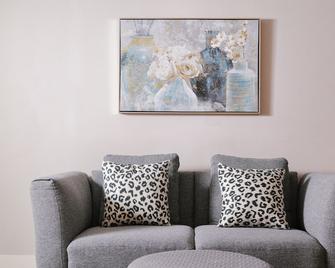 1 Bedroom suite near Metrotown & skytain - Burnaby - Living room