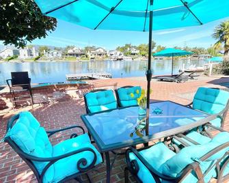 Waterfront 4 bd 3ba Home. Close to SF, wine country & race track. Pet Friendly! - Novato - Balkón