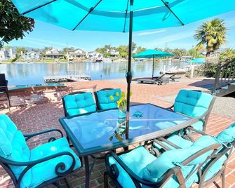 Waterfront 4 bd 3ba Home. Close to SF, wine country & race track. Pet Friendly! - Novato - Балкон