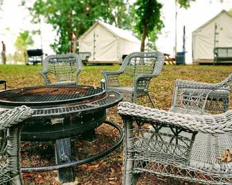 Enjoy the beautiful San Marcos River in this new, nice and comfy cabin! - San Marcos - Patio