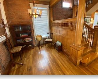 Great for Large Groups w/4BR+Jacuzzi Tub+Near DT - Kansas City - Sala de estar