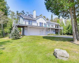 Beach Access on Lake Michigan: Sturgeon Bay Home - Sturgeon Bay - Building