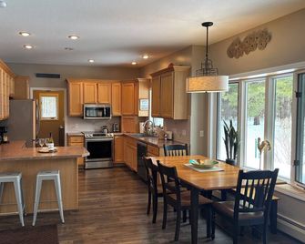 One Oak Vacation Rental - Lake Charlevoix Area - East Jordan - Cocina