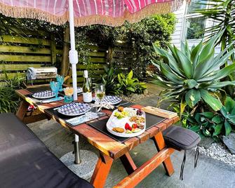 Relaxation by the Beach - Papamoa - Innenhof