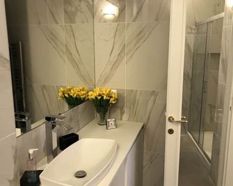 Casa Alberto Da Giussano, Elegante Biloc - Milan - Bathroom