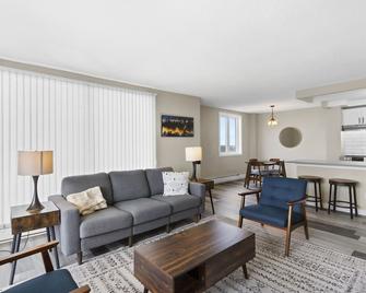 Newly Renovated 2 Bedroom Downtown Saskatoon Condo - Saskatoon - Living room