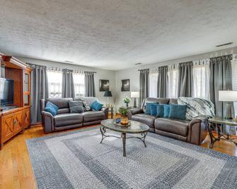 Family-Friendly Riverhouse Fishing and Hot Tub - Elizabethton - Living room