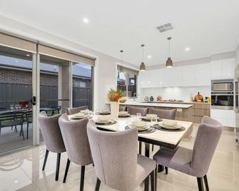 Luxury on City Fringe in Klemzig By Elegant Stays - Campbelltown - Dining room