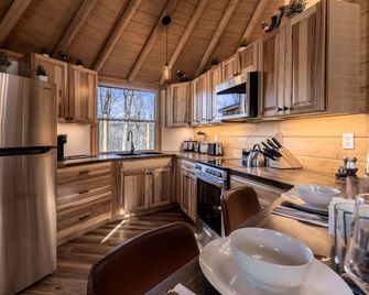 Cozy Yurt Hideaway with Tranquil Forest Surroundings in Murray, Kentucky - Murray - Cocina