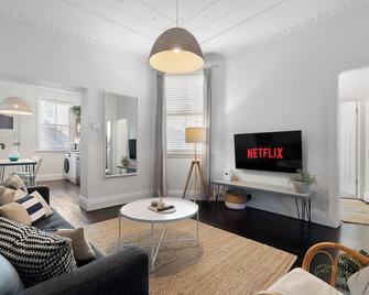Chic 2BR Apartment with Artful Touches in Bondi - Sídney - Sala de estar