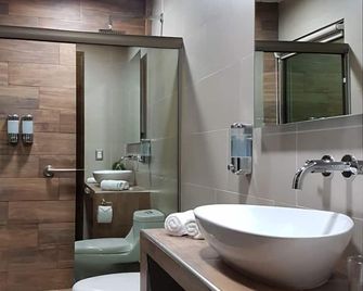 Remfort Hotel - סנטה אנה - חדר רחצה
