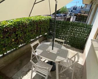 Comfortable apartament near the sea - Lido di Jesolo - Balcón