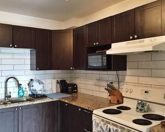 Cozy renovated 2 min from Metro - Montreal - Kitchen