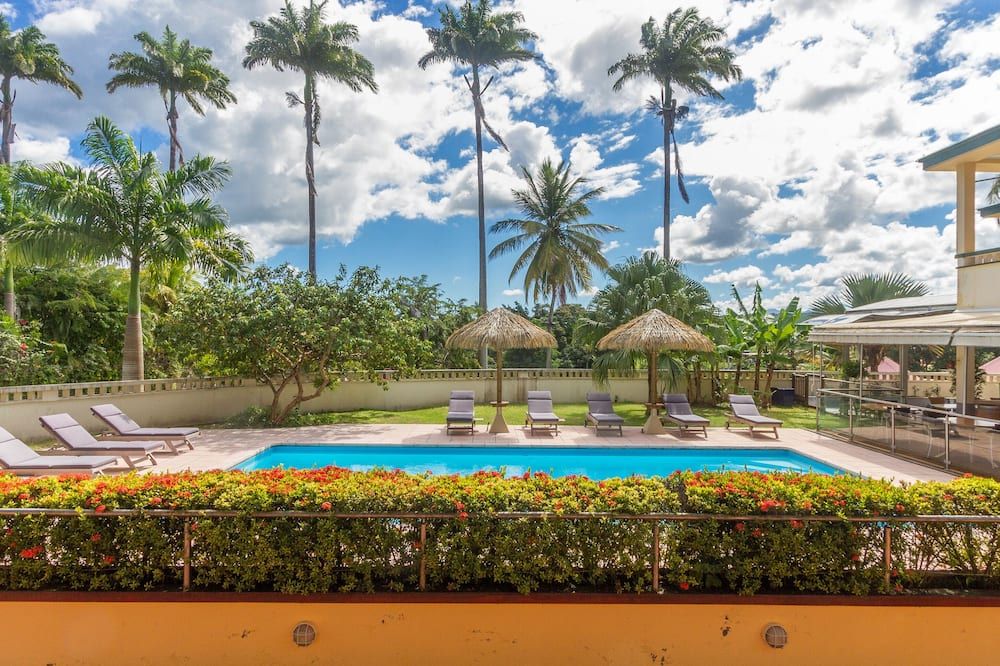 هابيتاسيون دو كومتيه - بوانت-أ-بيتر - حوض السباحة