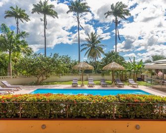 هابيتاسيون دو كومتيه - بوانت-أ-بيتر - حوض السباحة