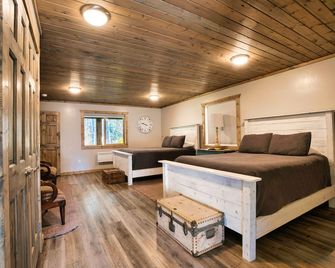 Queen Suite at Ponds Lodge Cabin 6 Unit 4 - Island Park - Bedroom