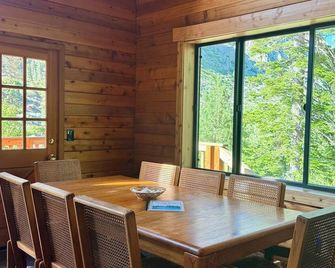 Tranquil 3-bedroom Cabin on Carson River in Markleeville - Markleeville - Dining room