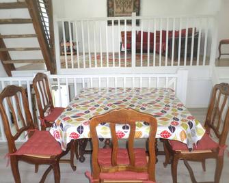 A three storey barn conversion with lovely rural views over the Diege Valley. - Naussac - Comedor