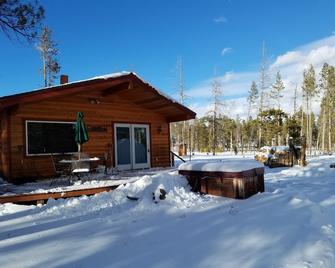 Cabin 3Mi from Fraser/ 10mins to WP skiing, W/D, Garage, Hot Tub - Tabernash - Building