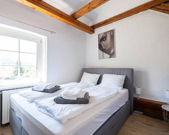 Comfortable Stay for Families and Business Travelers - 5 Guests, Fast WiFi, Near Station - Leoben - Bedroom