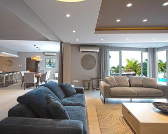 Welcome to a slice of paradise! - Little Bay - Living room