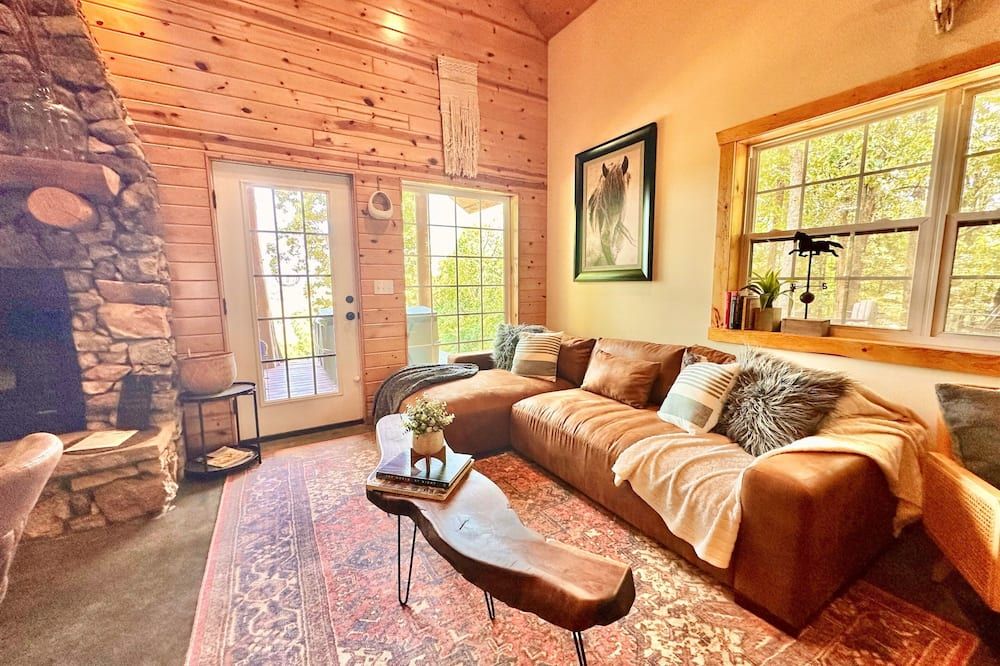 The Hilltop + Hot Tub, Wi-Fi, & Fireplace. Amazing views!