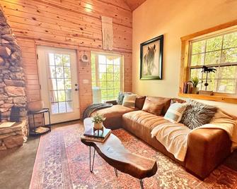 Hilltop Cabin + Hot Tub, Wi-Fi, & Fireplace Bliss - Imboden - Salon