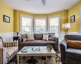 Fall In Love With Portland! - Portland - Living room