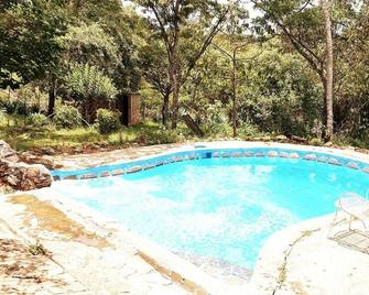 Beautiful 1-Bed Cottage in Juliasdale - Juliasdale - Piscina