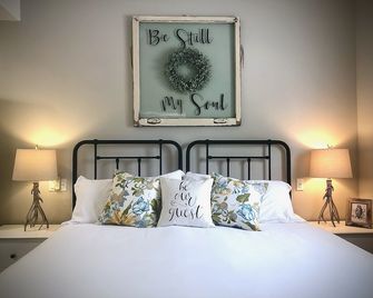 Super Clean, 100-Acre Riverfront Ranch, Fantastic Views, Great Location. - Palisade - Bedroom