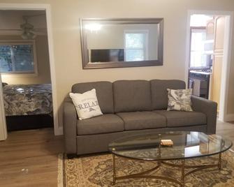 Cozy Cottage Getaway - Newbury Park - Living room