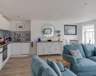 5 The Beaches - Weymouth - Living room