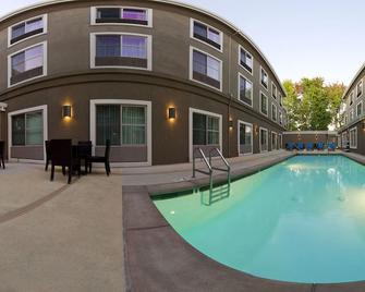 Holiday Inn Express & Suites Santa Cruz By IHG - סנטה קרוז - בריכה