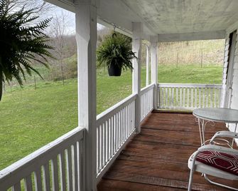Rustic and Romantic Farm House - Rush - Balcón
