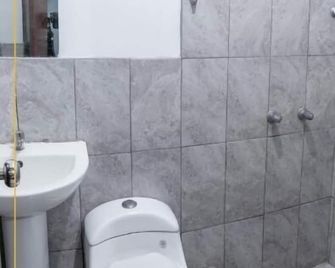 Hostal Paracas I - Ica - Bathroom