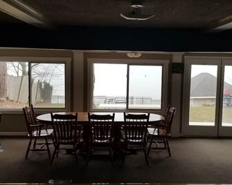 Live on the Lake! 3 Bdr, huge living room, fire pit, cabana, SUNSETS and FUN! - Hamburg - Comedor