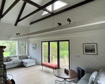 Spacious, pet-free mountain retreat perfect for hosting groups on 15 acres - Waterbury - Sala de estar