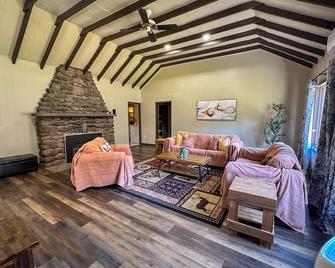 Heated Indoor Private Pool Stream Front Game Room - Cresco - Pokój dzienny