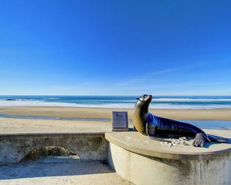 Welcoming Studio with Ocean View & Nearby Beach Access - Dogs OK - Lincoln City - Beach