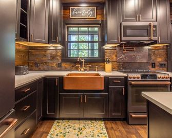 Cherry Blossom Cabin - Peaceful Retreat Surrounded by Nature - Kingston - Kitchen