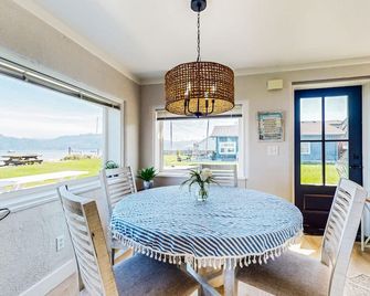Newly renovated waterfront home on Samish Island with firepit - Bow - Dining room