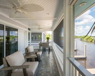 NEW! Luxury Villa on the Barron River with Resort Amenities - Everglades - Balkon