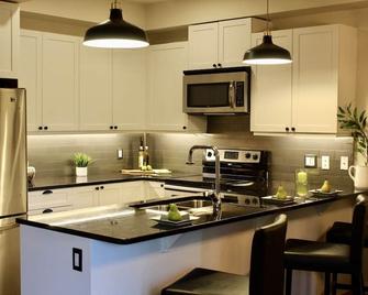Downtown Hideaway in the heart of downtown Nanaimo with fiber hi-speed wifi - Nanaimo - Kitchen