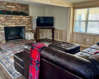 Cozy 2-bedroom cabin in charming Lexington with WiFi, AC - Lexington - Huiskamer