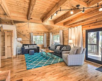 Picturesque Family Cabin w/ Views & Treehouse - Newport - Living room